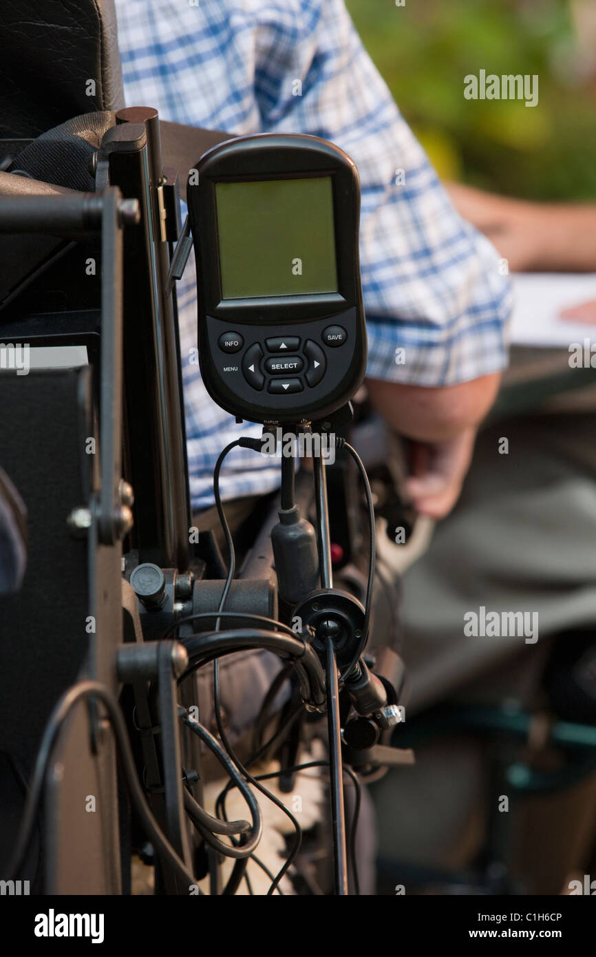 Affichage digital pour un ventilateur de respiration sur un fauteuil roulant motorisé pour un homme ayant la dystrophie musculaire de Duchenne Banque D'Images