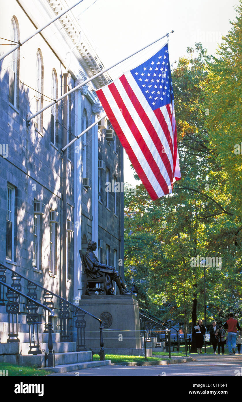 United States Massachusetts l'université de Harvard à Cambridge près de Boston statue de John Harvard en face de University Hall Banque D'Images