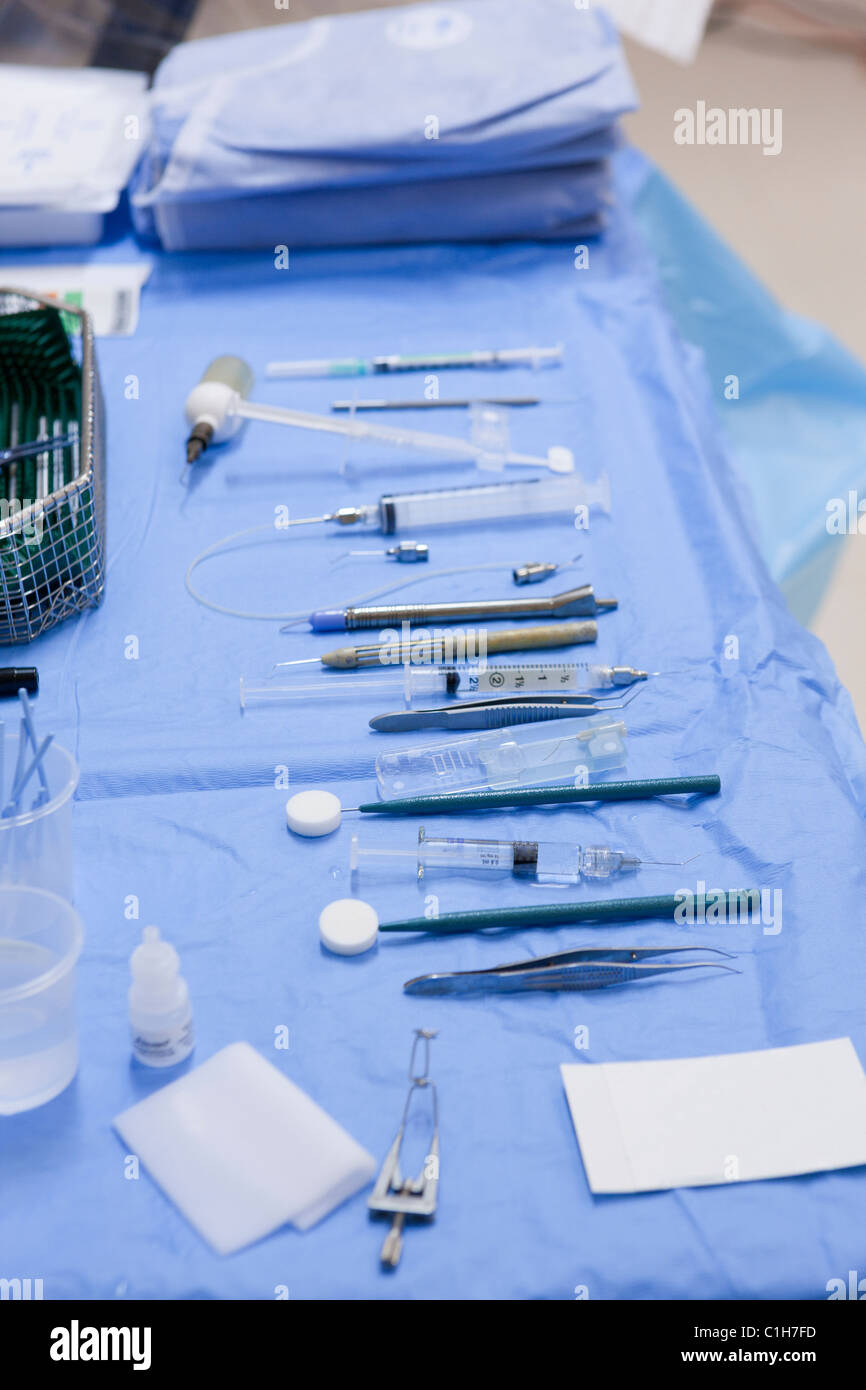 Équipements chirurgicaux sur table dans une salle d'opération Banque D'Images