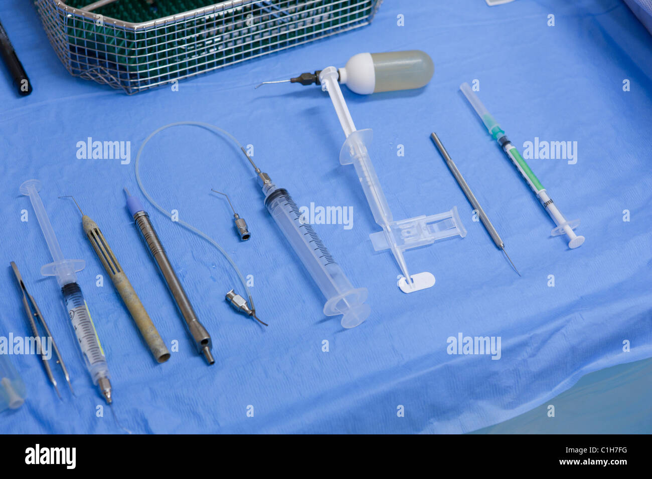 Instruments médicaux spécifiques pour la chirurgie de la cataracte sur une table Banque D'Images