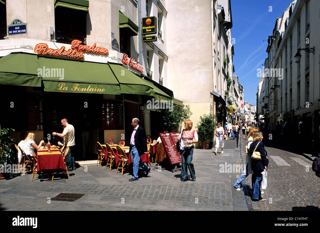 La rue Mouffetard, dans le Quartier Latin (5ème arrondissement), Paris,  France Photo Stock - Alamy