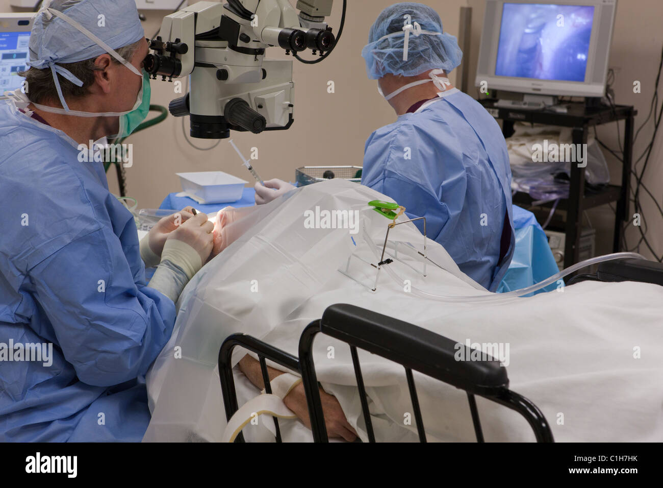 Ophtalmologiste effectuer la chirurgie de la cataracte Banque D'Images