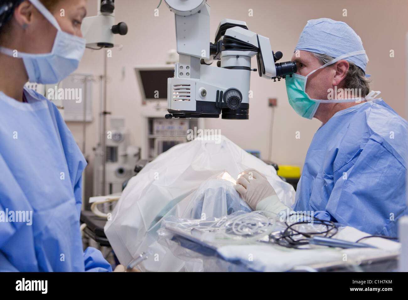 Ophtalmologiste effectuer la chirurgie de la cataracte Banque D'Images