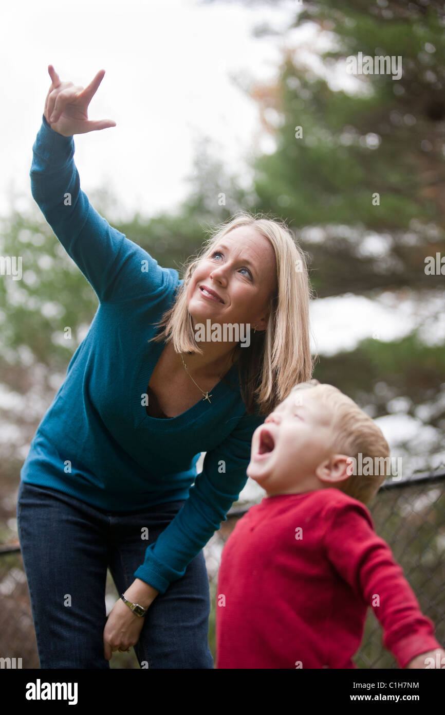 Signature femme le mot 'avion' dans la langue des signes américaine lors de la communication avec son fils Banque D'Images