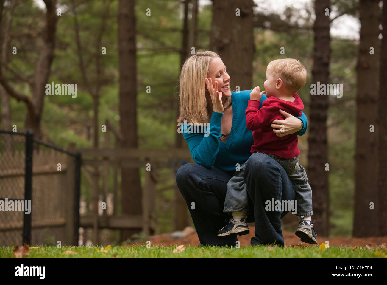 La signature de la femme mot "maman" dans la langue des signes américaine lors de la communication avec son fils Banque D'Images