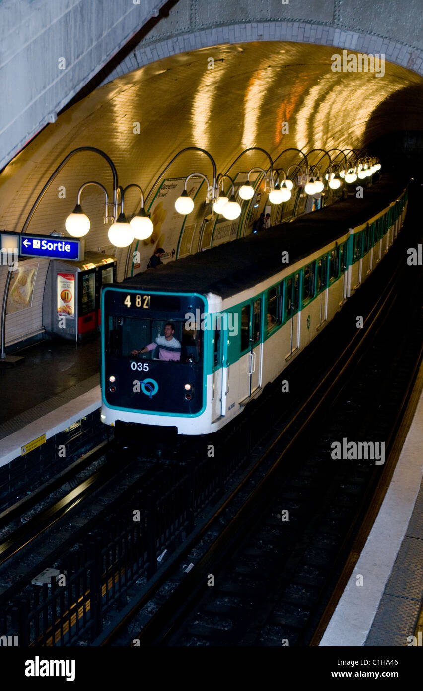 Metro paris tunnel Banque de photographies et d’images à haute ...
