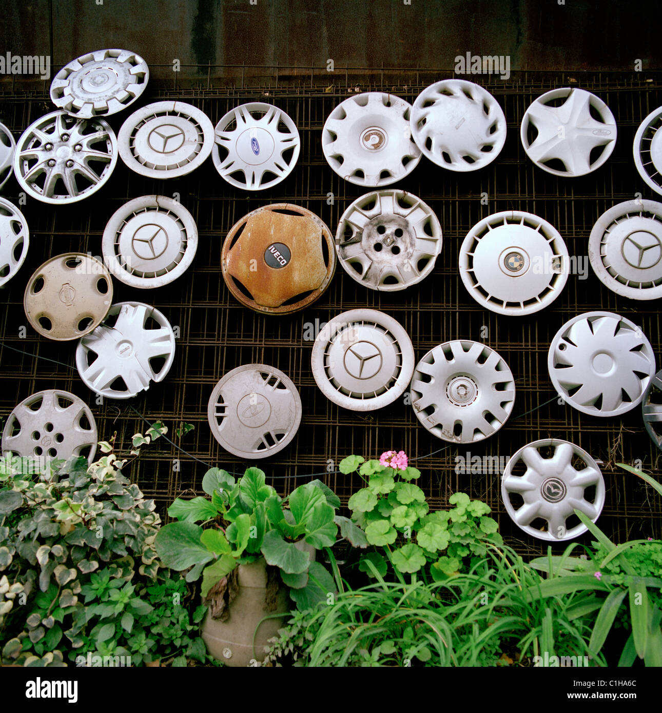 Art urbain et design dans un garage à Istanbul en Turquie en Asie du Moyen-Orient. Surréalisme surréaliste surréaliste en alliage de roue Surréalisme surréaliste bizarre géométrie Street Travel Banque D'Images