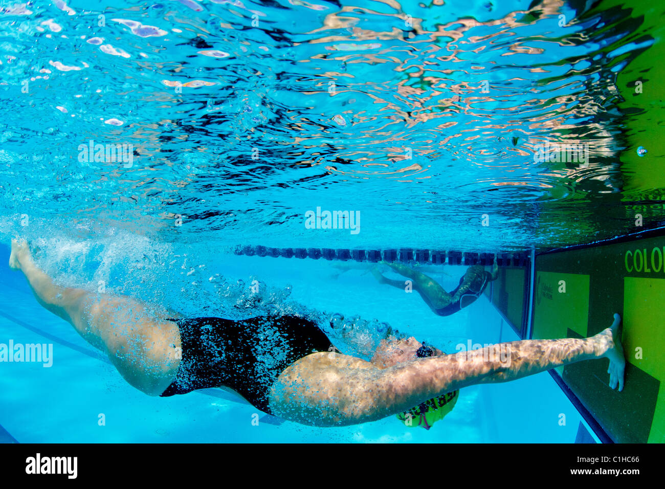 College des filles mineures de finir un dos événement dans la piscine Orange Bowl Classic Banque D'Images