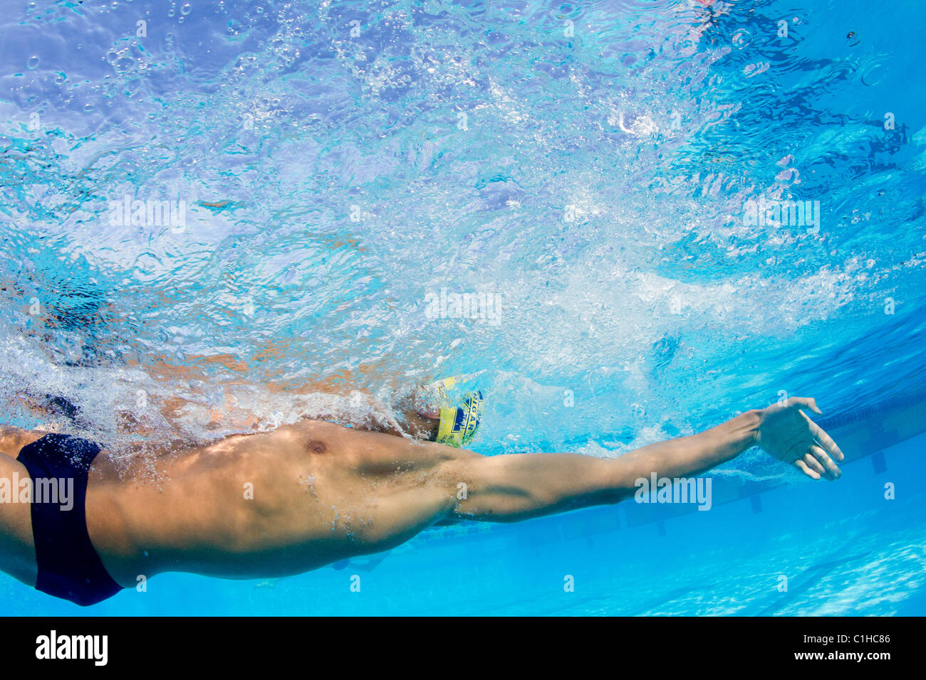 Un nageur participe à l'événement de dos à l'assemblée annuelle de natation Orange Bowl Classic, Key Largo, Floride Banque D'Images