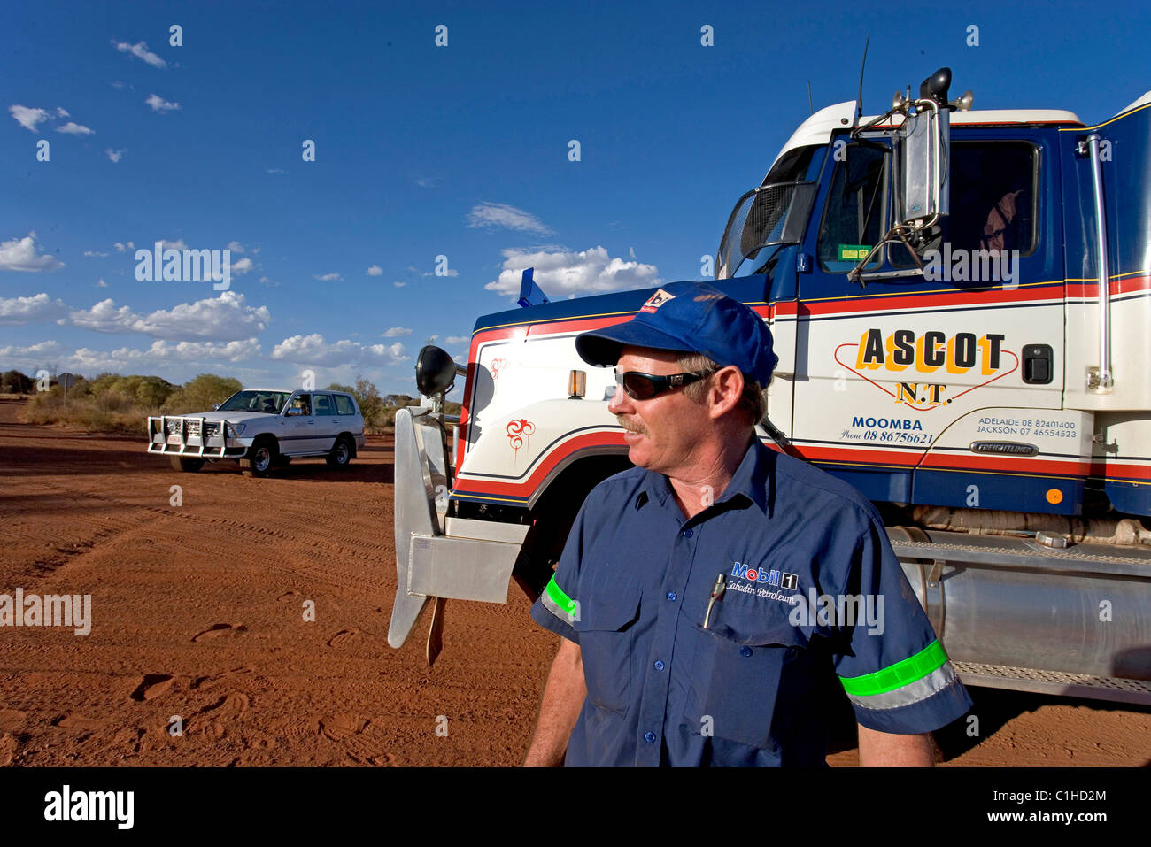 Australie Territoire du Nord oad train transportant des gaz sur la piste de Mereenie Loop saleté de Watarrka national à Hermannsburg Banque D'Images