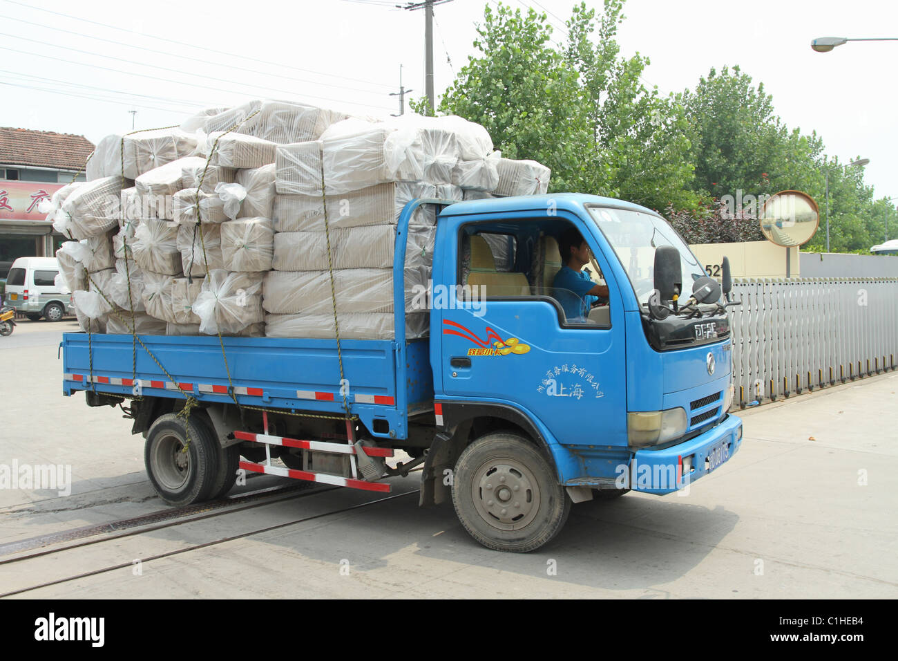 Maec bleu camion de livraison. Avec des cartons d'emballage en sacs. Pudong, Shanghai, Chine. Banque D'Images