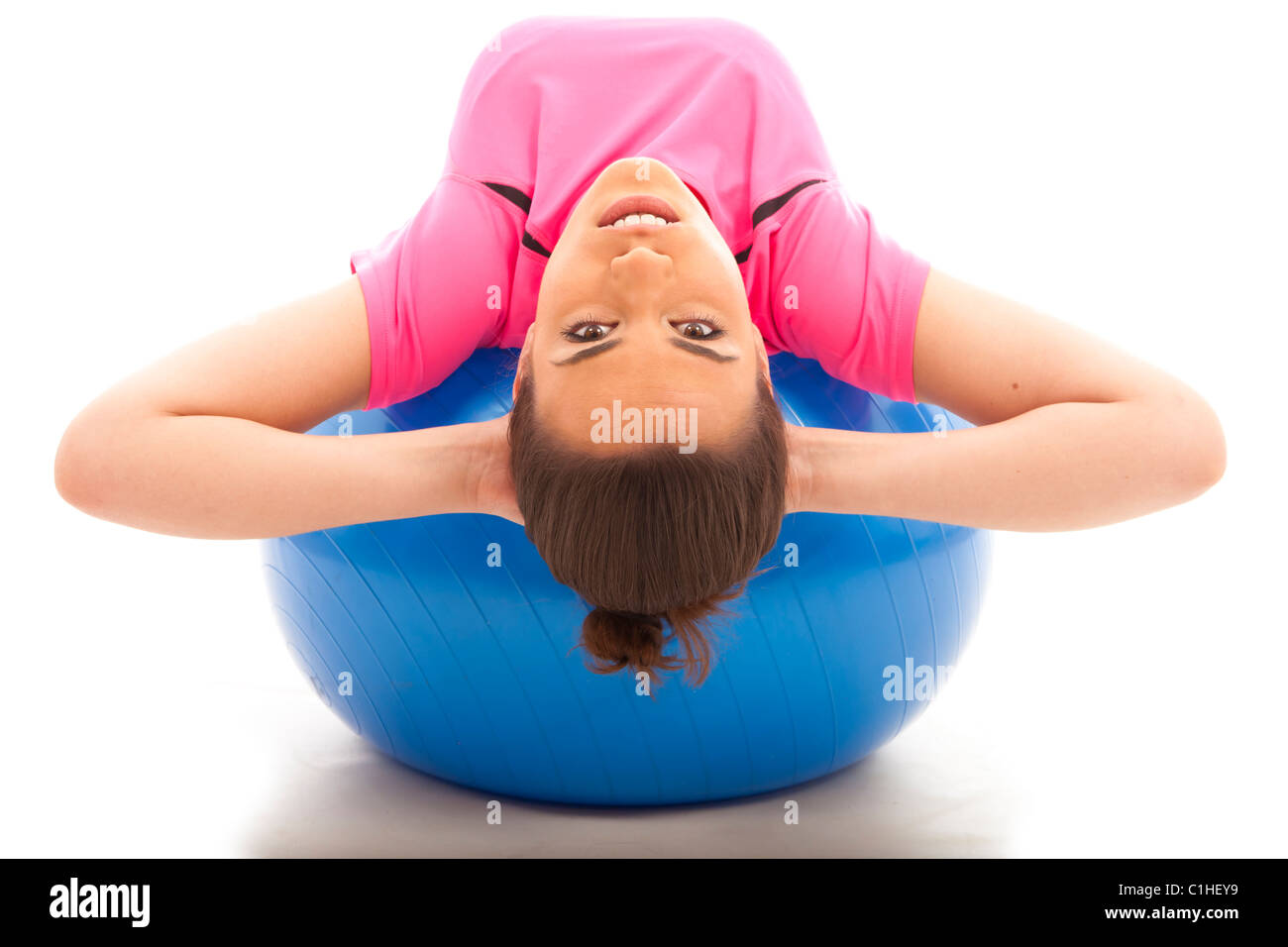 Une jeune fille faisant un s'asseoir sur un ballon d'exercice bleu Photo  Stock - Alamy