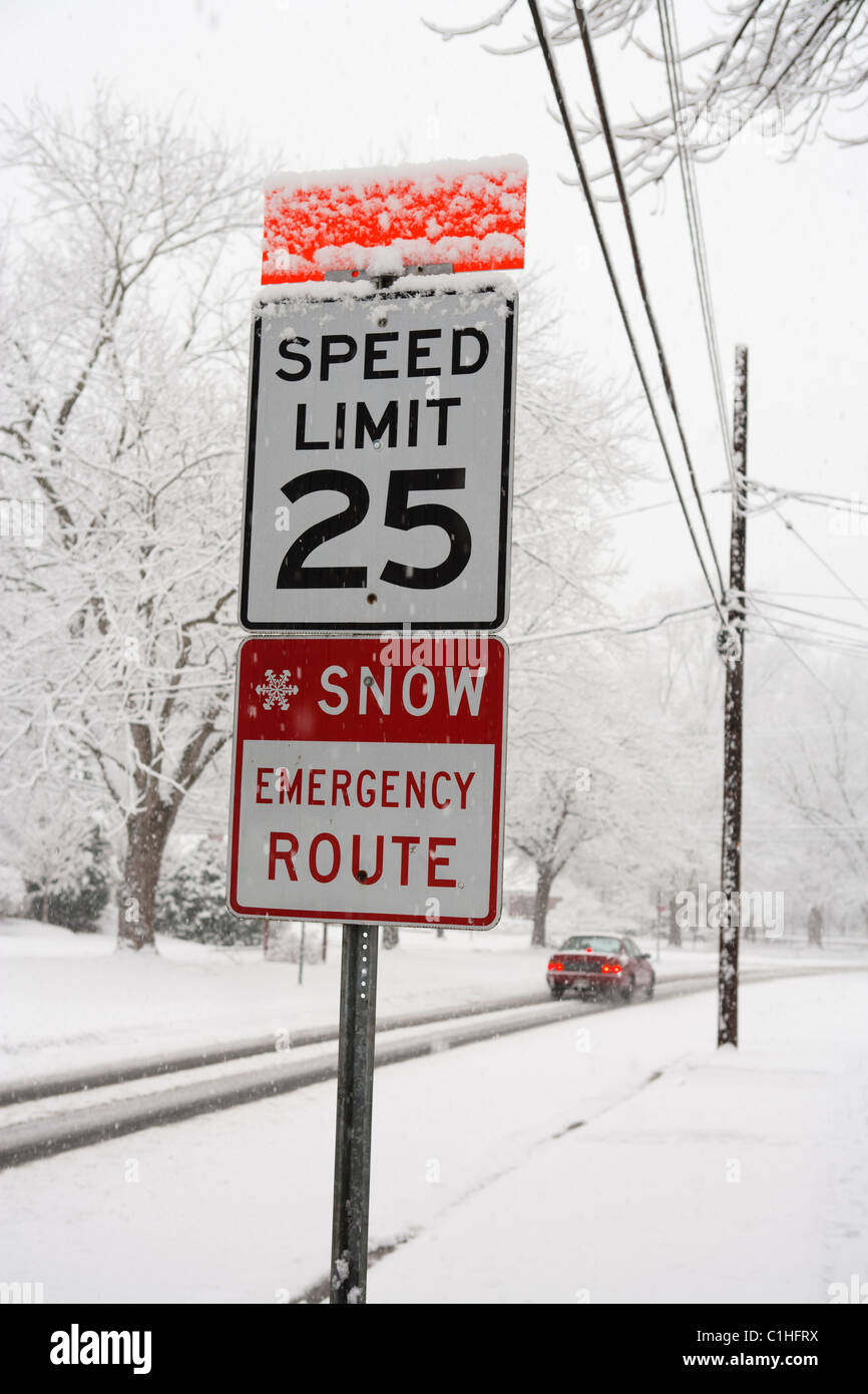 Une route d'urgence neige et signe de la limite de vitesse vu lors d'une forte chute de neige, au Maryland, aux États-Unis. Banque D'Images