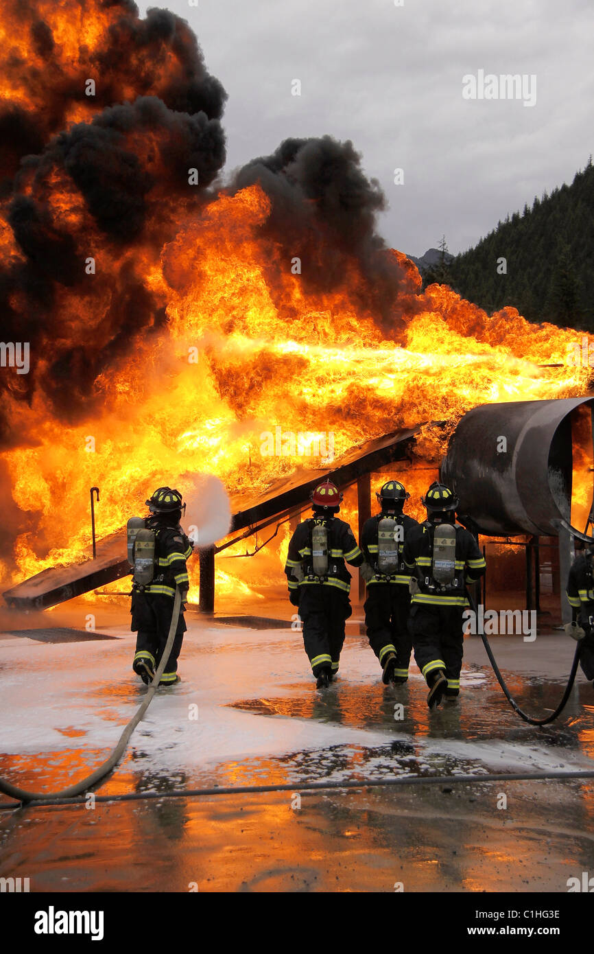 Lutte contre l'incendie Les pompiers à une formation SLIA percer à l'École  des pompiers de l'État de Washington près de North Bend, WA. USA Photo  Stock - Alamy