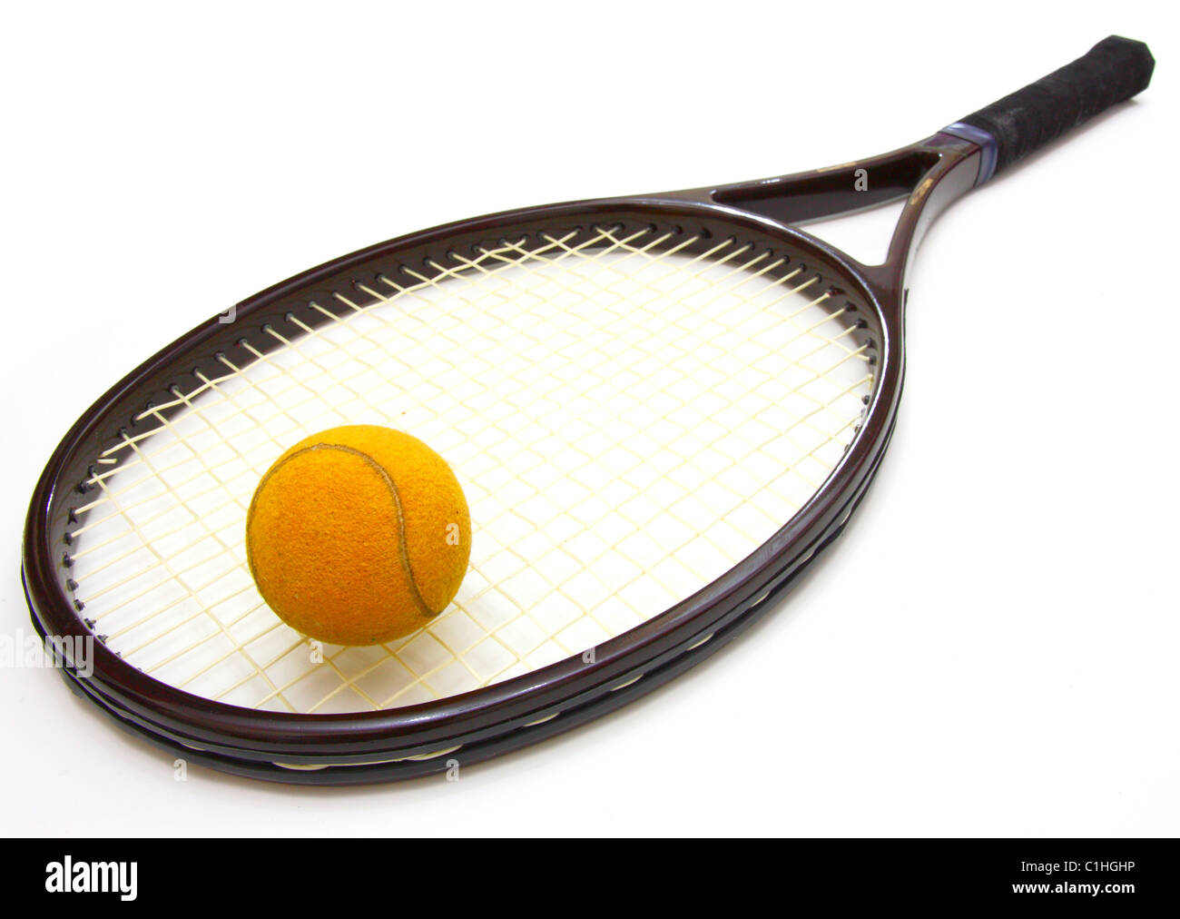 Une balle de tennis et racket sur un fond blanc Banque D'Images