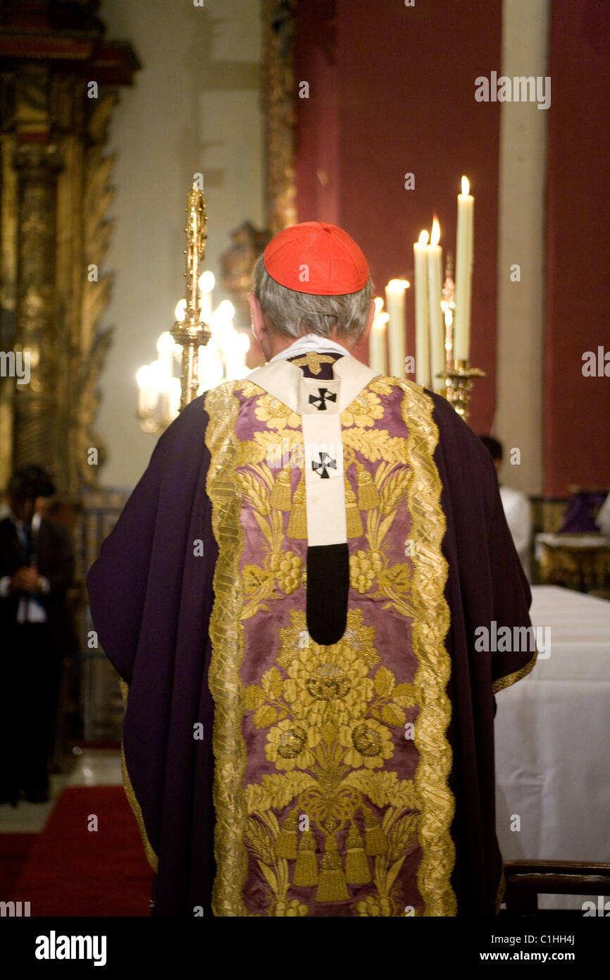 Le Cardinal Juan Luis Cipriani, célébrant la messe dans une cathédrale, dans le centre de Lima, Pérou Banque D'Images