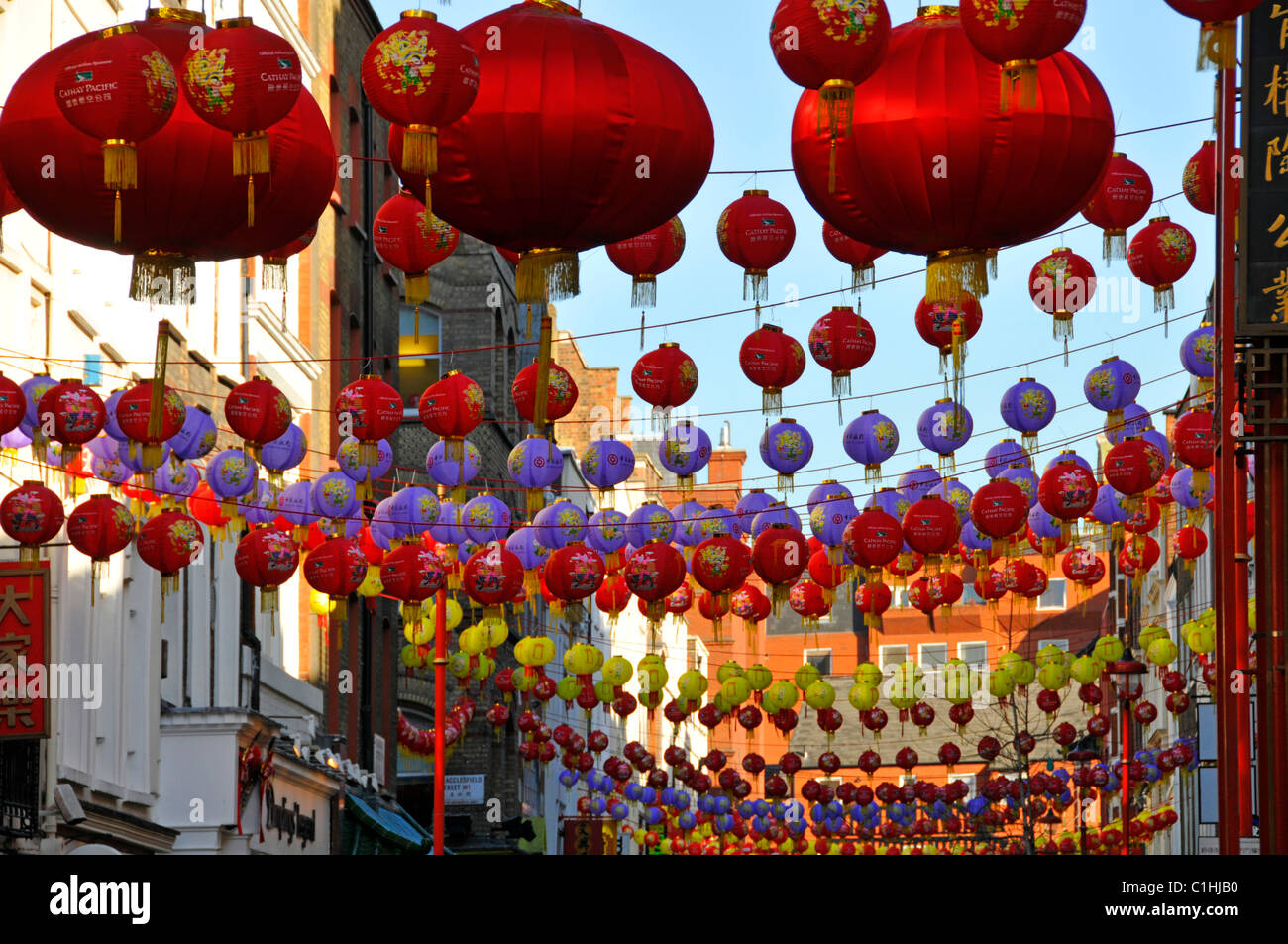 Quartier de Chinatown dans le quartier West End de Londres en gros plan De lanternes chinoises colorées suspendues au-dessus de China Town Gerrard Street Angleterre Royaume-Uni Banque D'Images