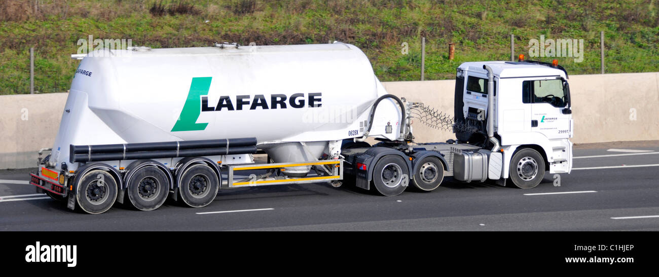 Vue latérale porte-poudre de ciment en vrac LaFarge dans une remorque de camion-citerne articulée tractée par camion hgv blanc roulant le long de l'autoroute M25 Essex Angleterre Royaume-Uni Banque D'Images