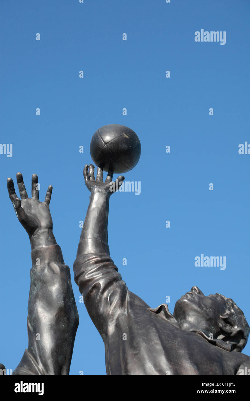 Détail de la sculpture en bronze de Gerald Laing, représentant un rugby line-out, à l'extérieur le stade de rugby de Twickenham, London, UK. Banque D'Images