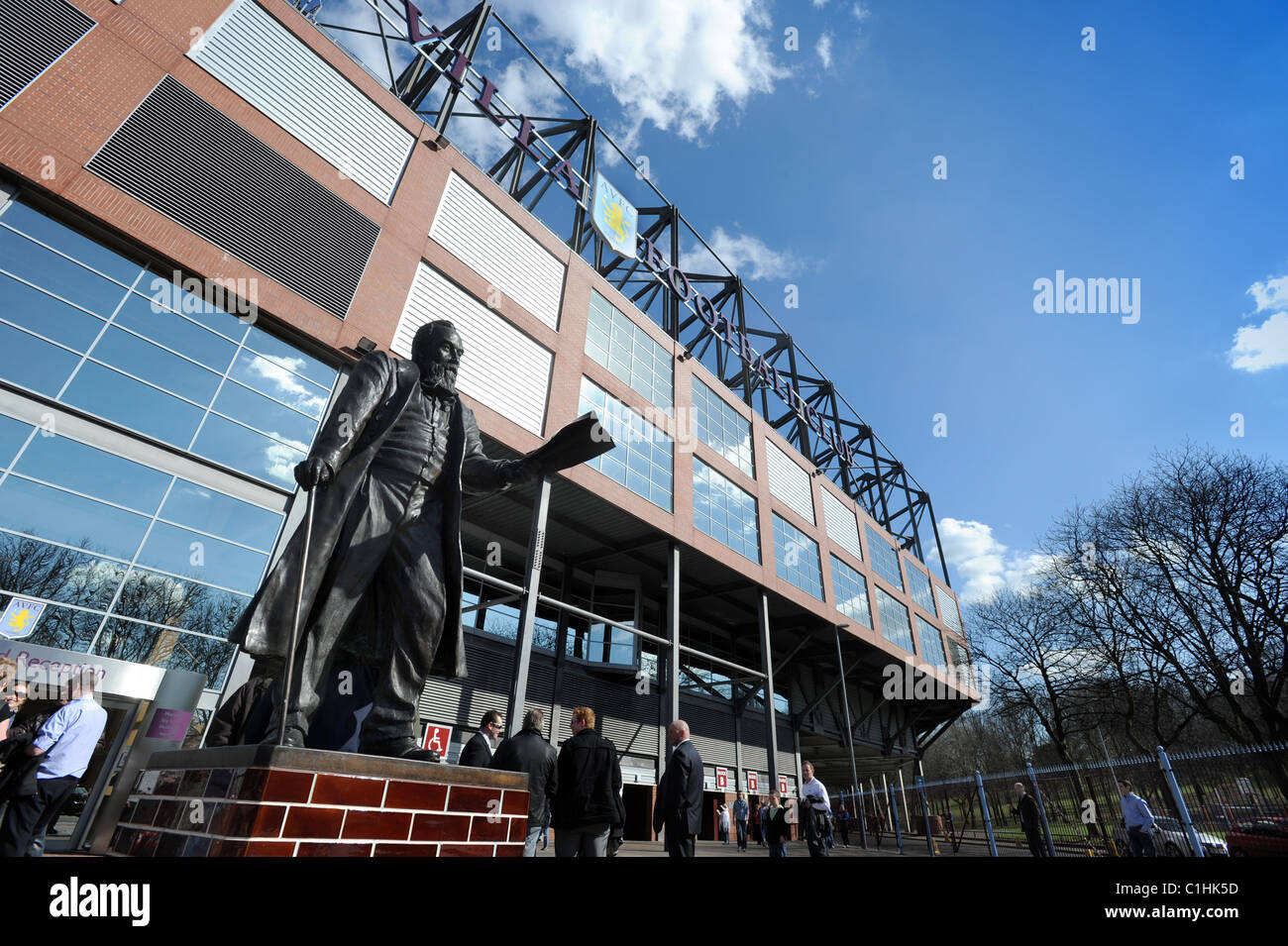 Statue de William McGregor, fondateur de la Ligue de football en 1888 à l'extérieur de la Villa Du Parc accueil de Aston Villa Football Club Banque D'Images