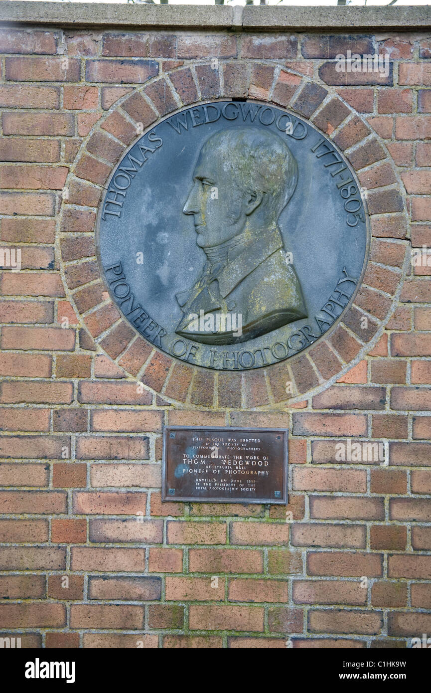 Plaque en Étrurie, Stoke on Trent parc commémorant Thomas Wedgwood en tant que fondateur de la photographie Banque D'Images