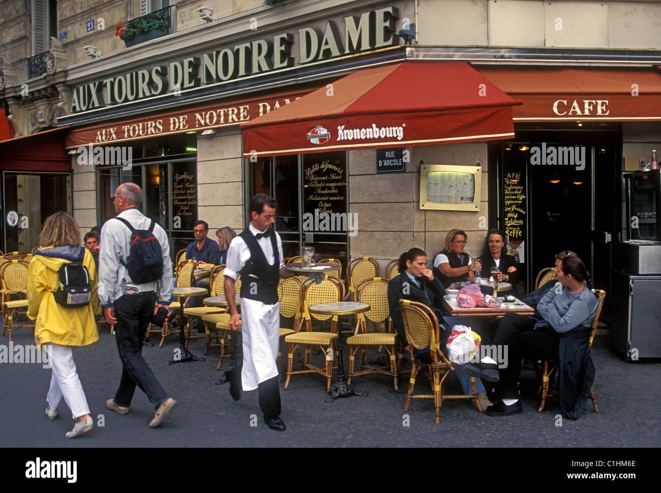 Serveur français, les gens de manger, aux tours de Notre Dame, un  restaurant français, anglais de la nourriture et des boissons, nourriture  et boissons, Paris, Ile-de-France, France Photo Stock - Alamy