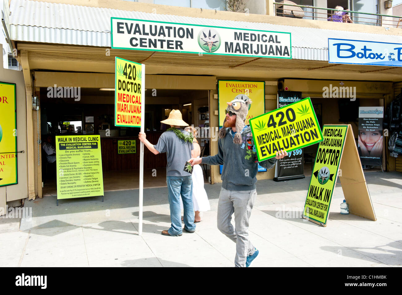 Les employés d'un centre d'évaluation de la marijuana médicale annoncer le processus d'obtention légale pot Banque D'Images