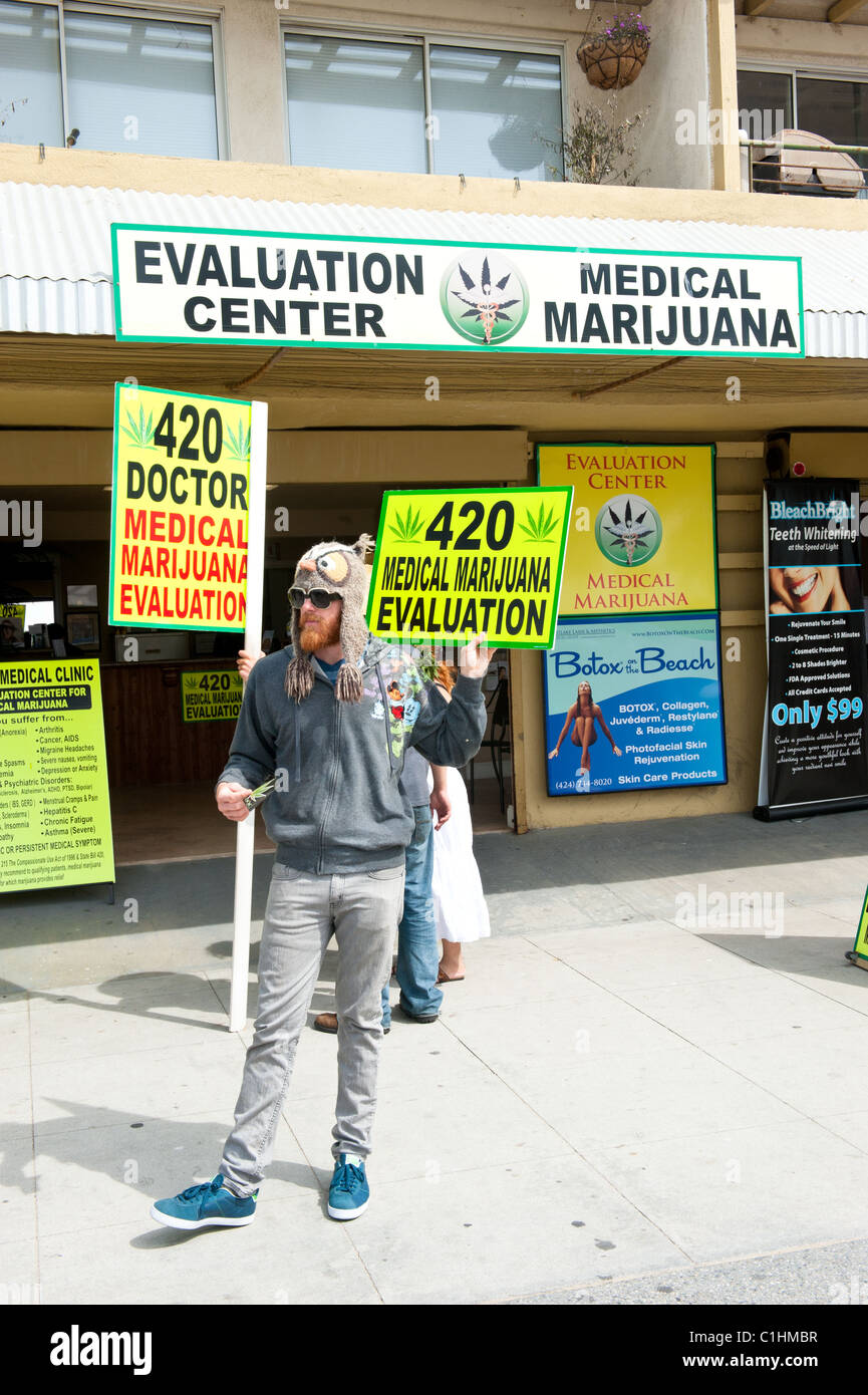 Les employés d'un centre d'évaluation de la marijuana médicale annoncer le processus d'obtention légale pot Banque D'Images