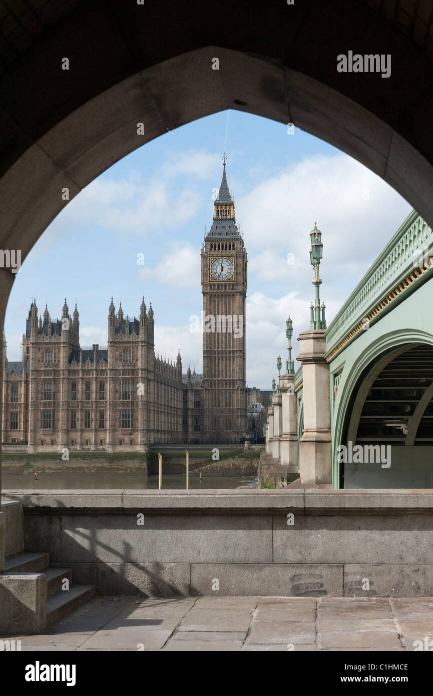 Big Ben clock tower vue sur la Tamise, à travers une arche par Westminster Bridge. Londres. Banque D'Images