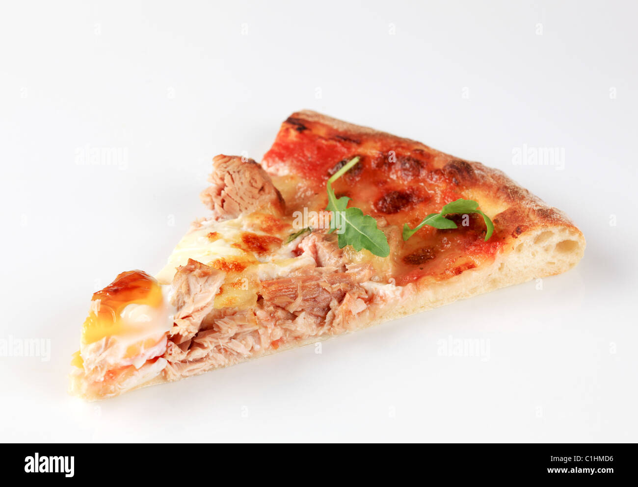 Tranche de pizza au thon - studio shot Banque D'Images