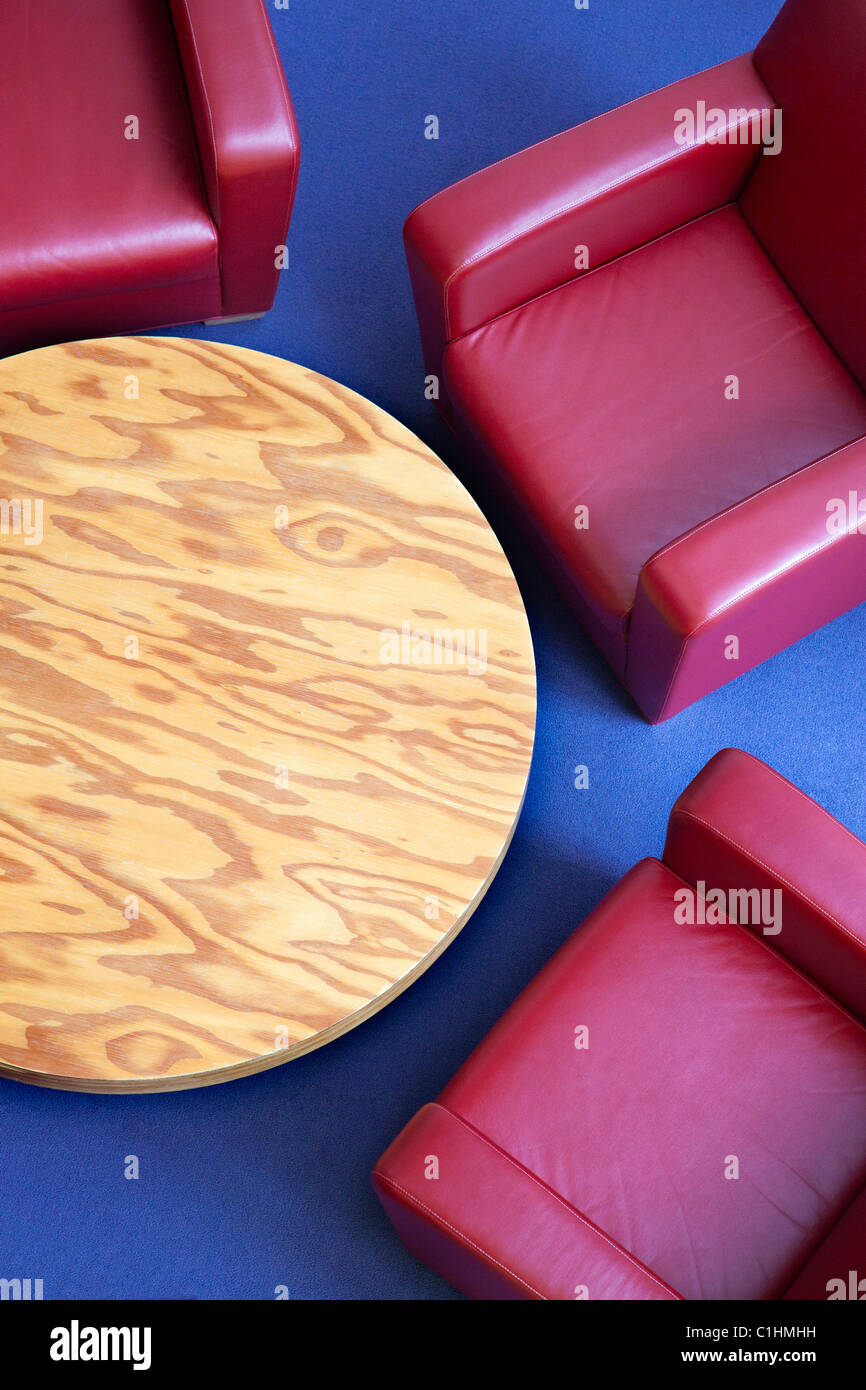 Un ensemble de chaises longues autour d'une table dans une salle de pause. Banque D'Images