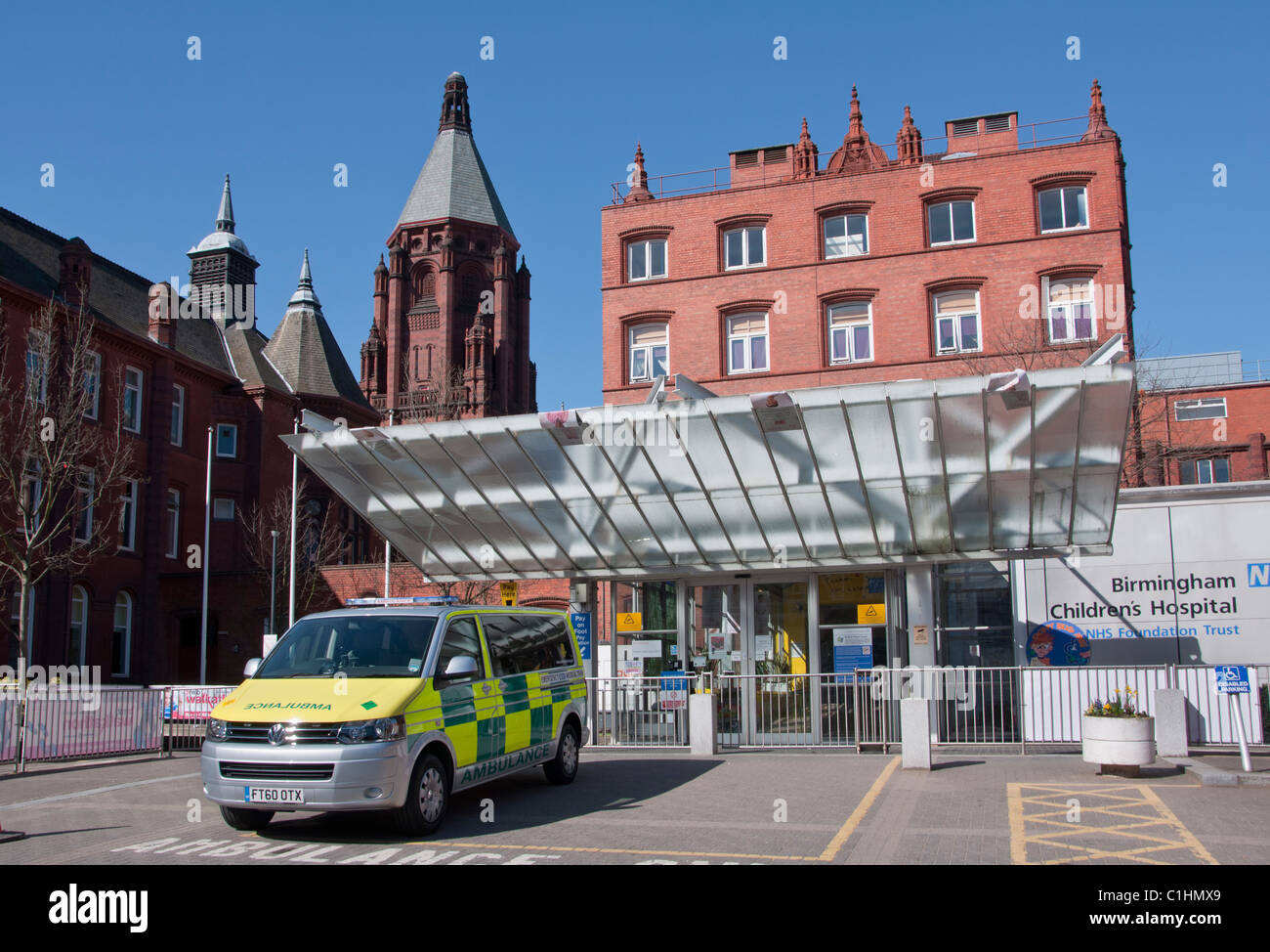 Birmingham Children's Hospital avec Ambulance, West Midlands, England, UK Banque D'Images