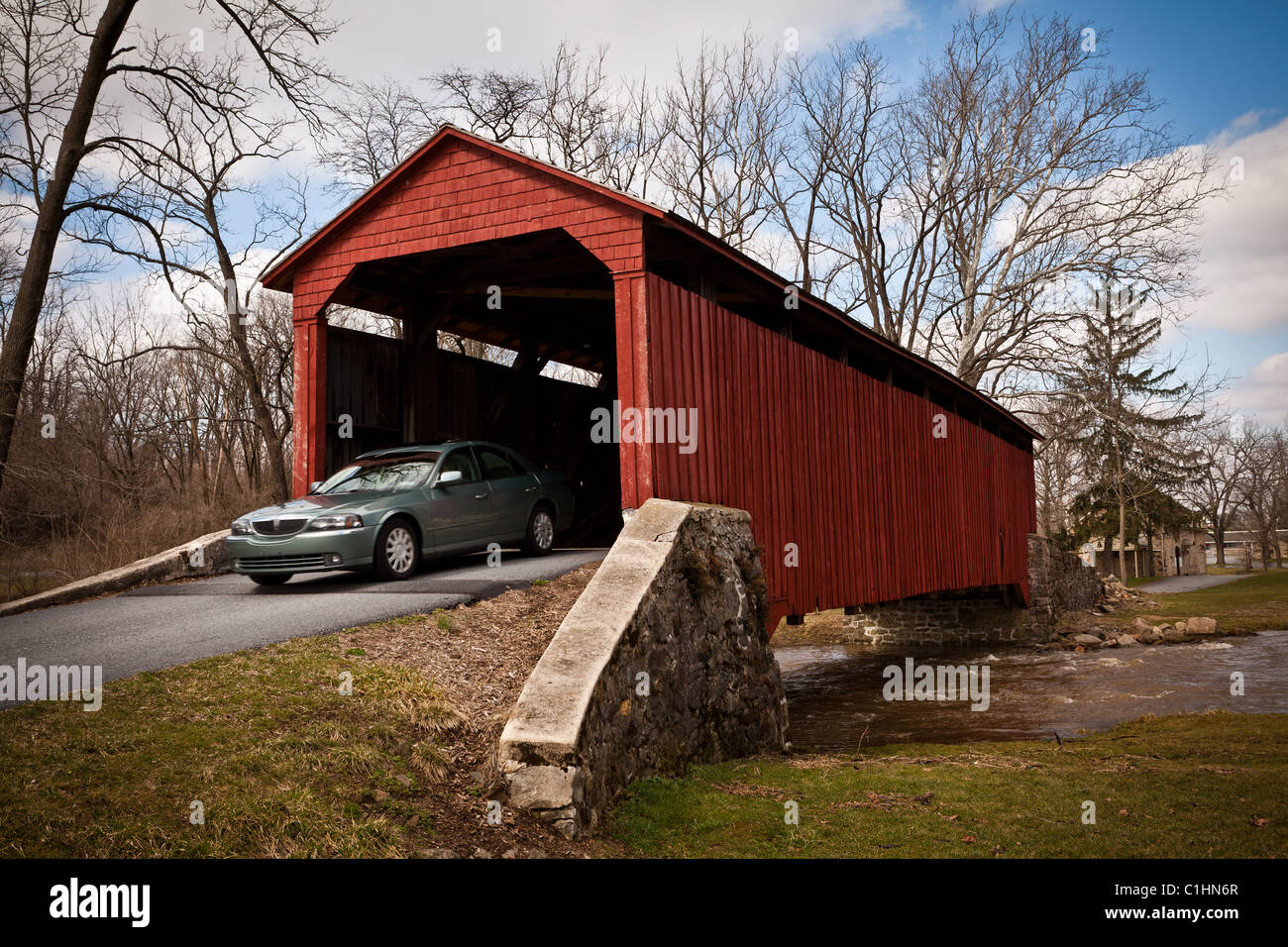 Piscine voiture passe par le pont couvert de Forge Caenarvon Township, PA Banque D'Images