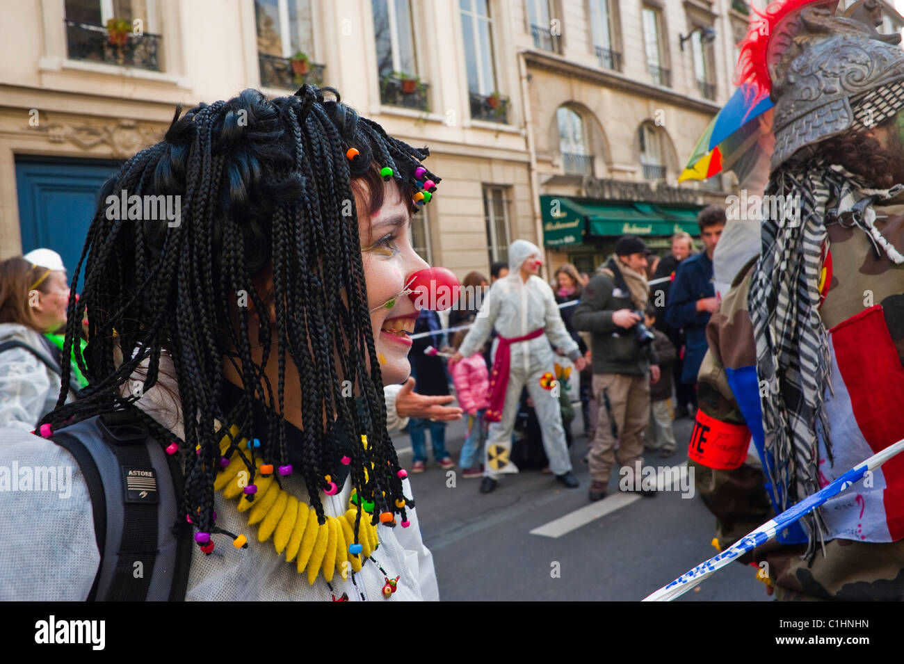Paris, France, Français manifestant contre l'énergie nucléaire, activistes Clown, artistes de rue, protestation militante, démonstratrice féminine Banque D'Images