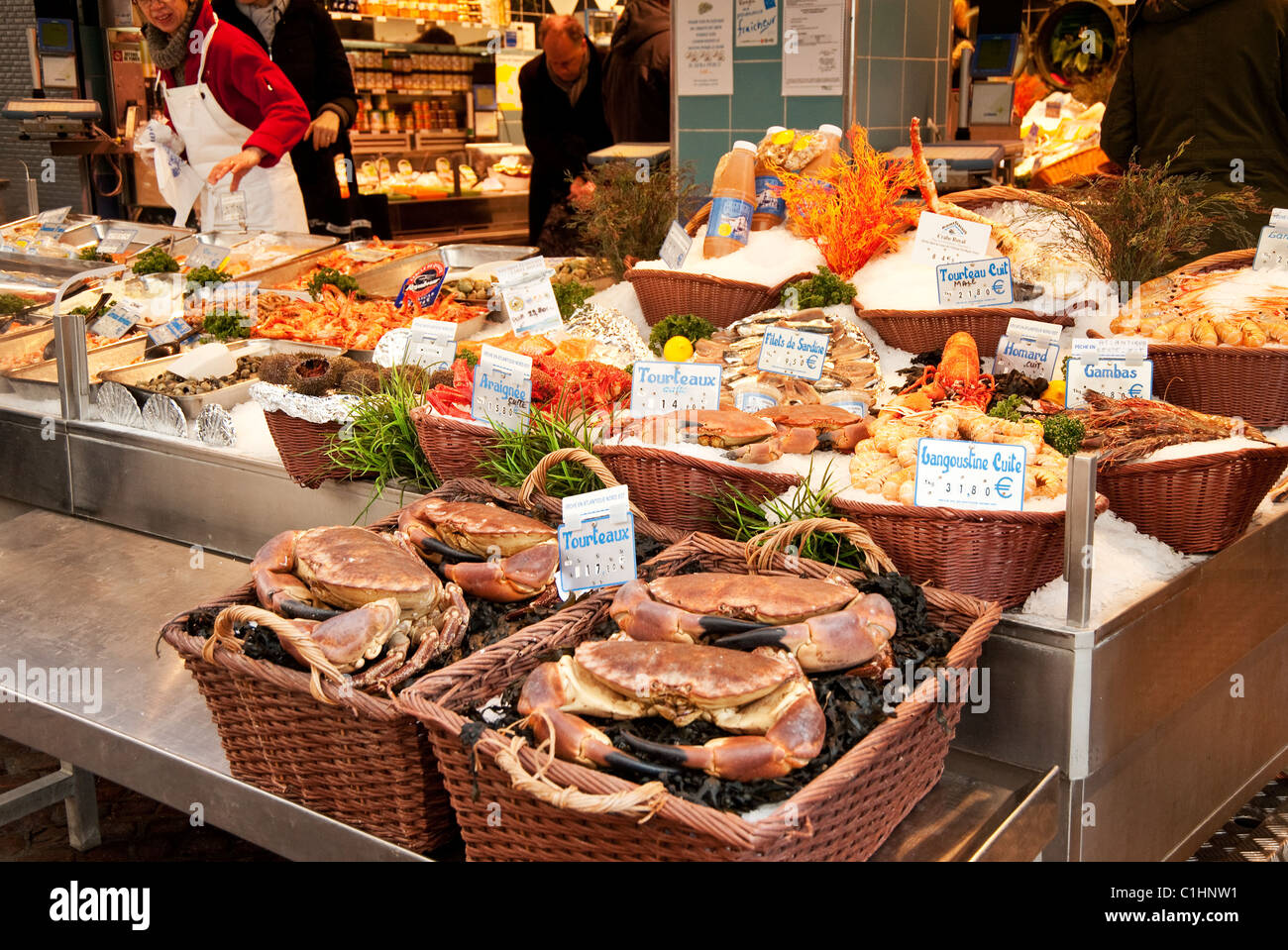 Paris, France - Stand vendant du poisson dans la Rue Mouffetard, situé dans le 5ème arrondissement Banque D'Images