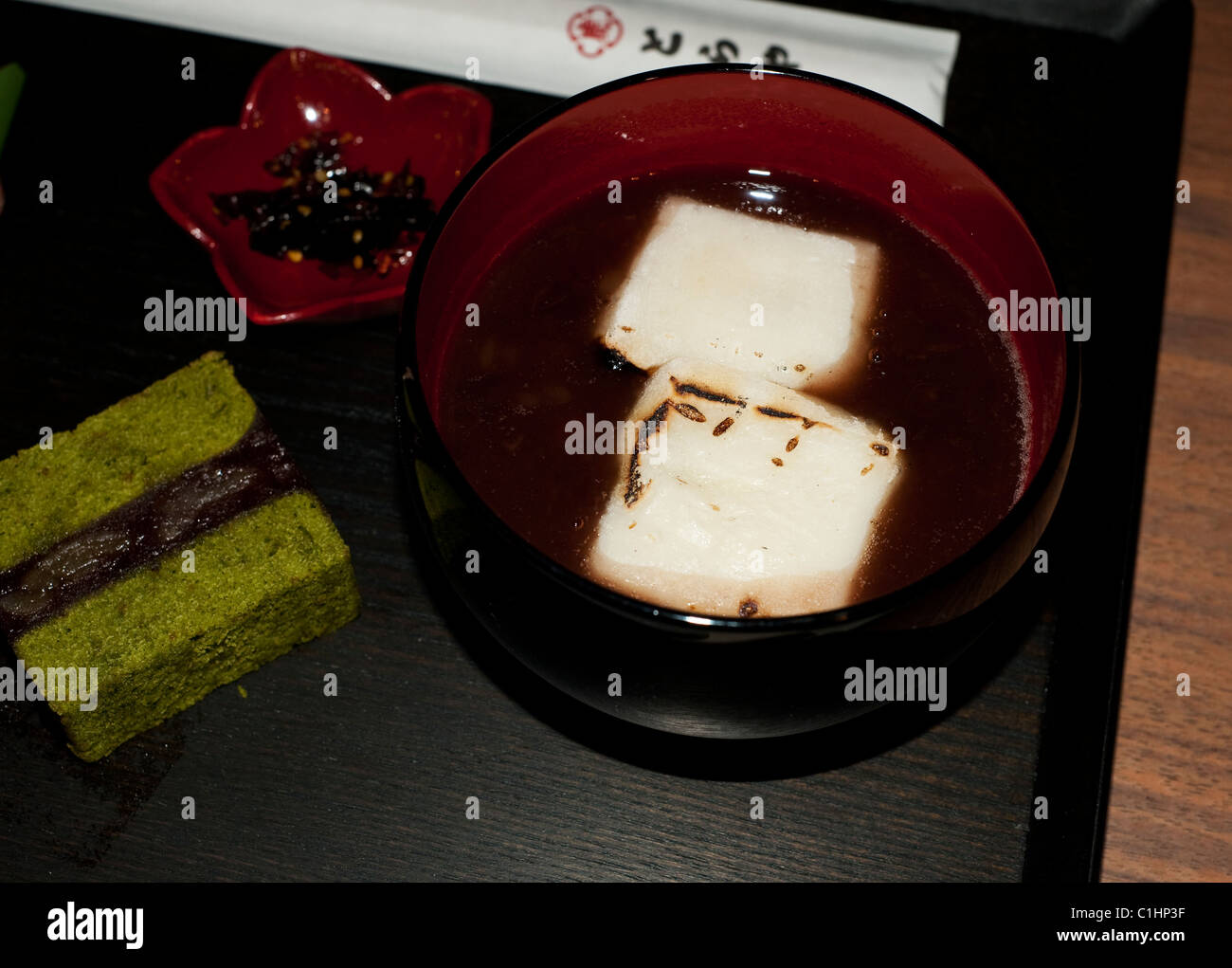 Oshiruko, une soupe sucrée de haricots rouges japonais servi avec des gâteaux de riz Banque D'Images