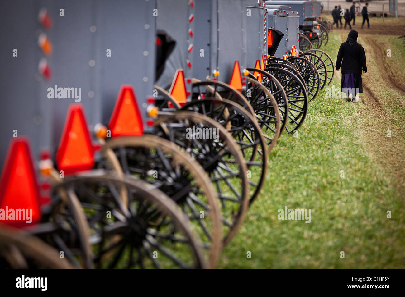 Femme Amish inspecte l'buggies aux enchères lors de la vente annuelle de la boue pour soutenir le service d'incendie à Vertou, PA. Banque D'Images