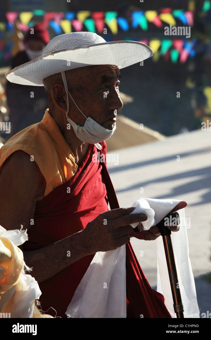 Lama bouddhiste au cours de rituels dans Népal Himalaya Banque D'Images