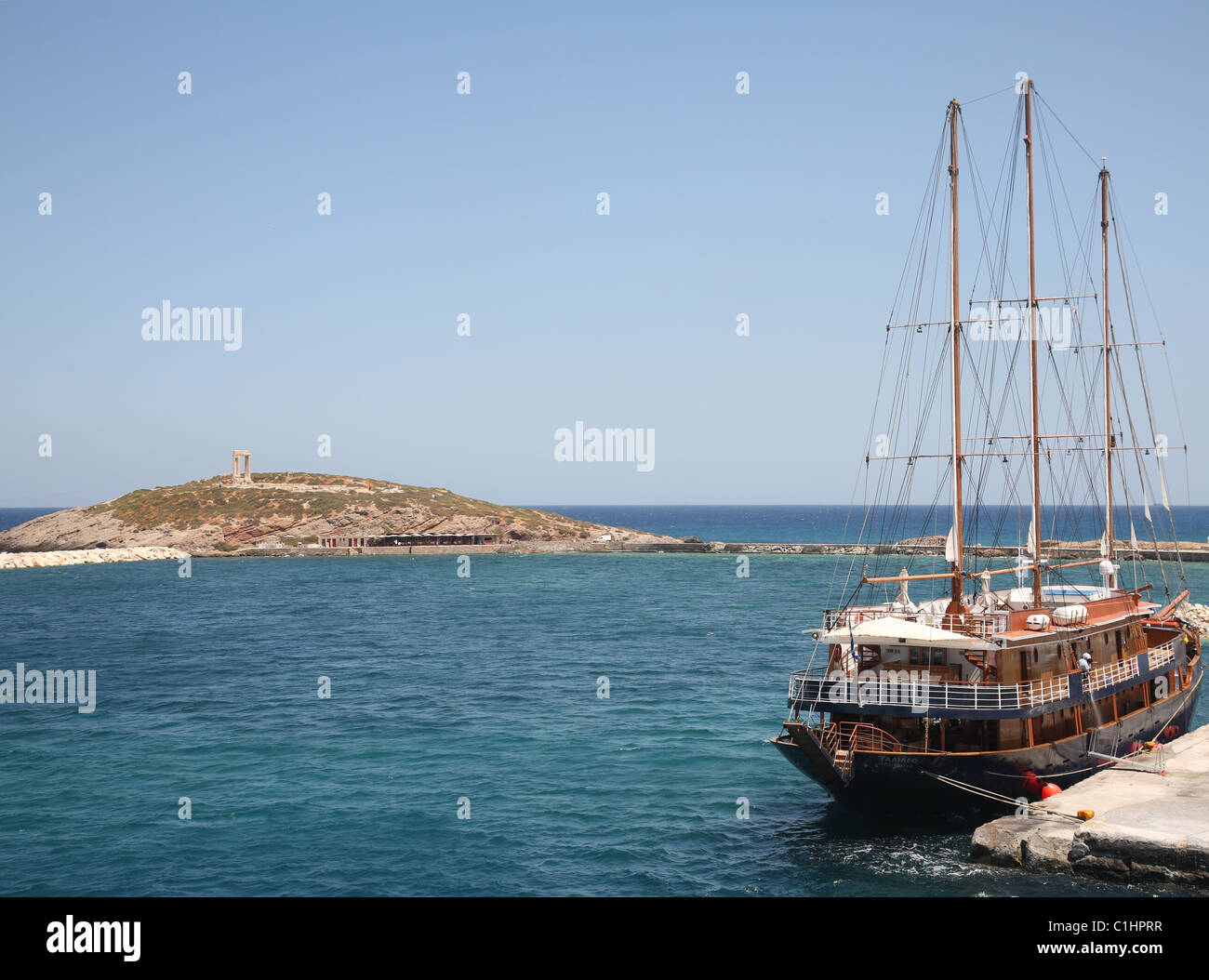Grand voilier amarré, le port de Naxos, Temple d'Apollon, en arrière-plan de Palatia, l'île de Naxos, Cyclades, Grèce Banque D'Images