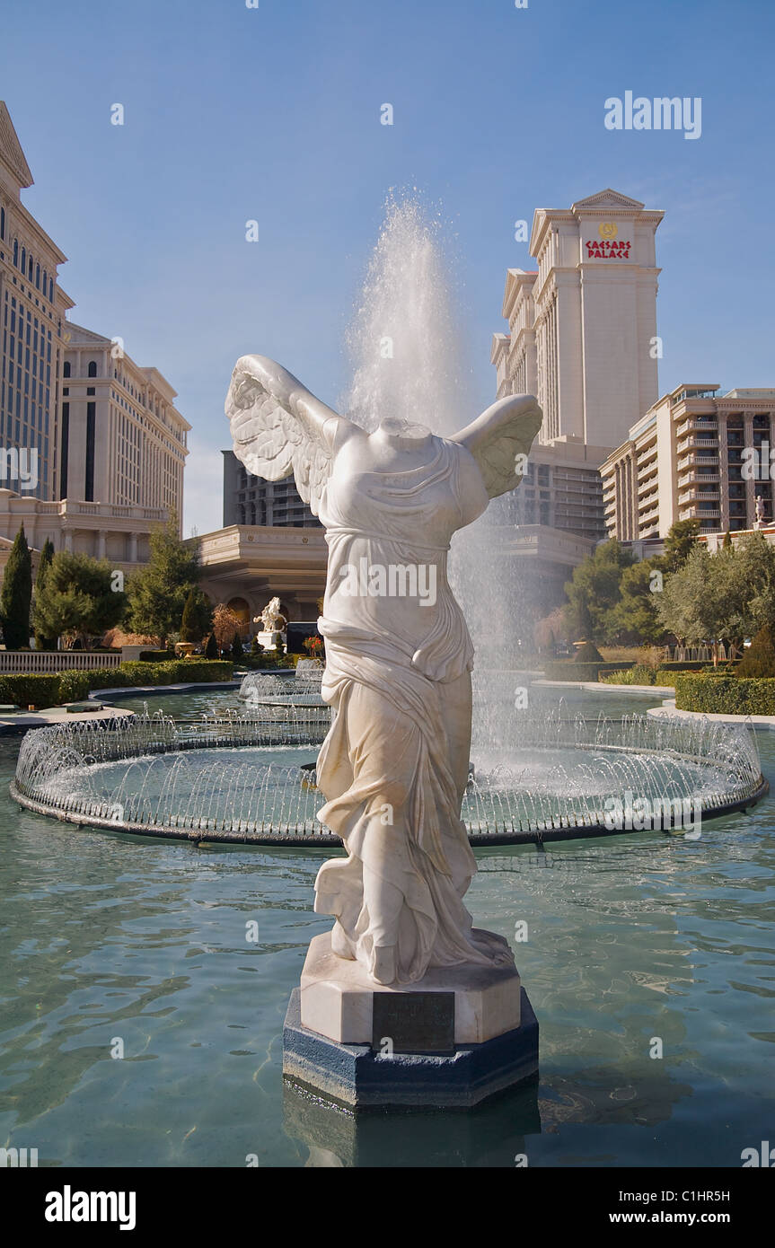 Une réplique de la Victoire ailée de Samothrace dans une fontaine au Caesars Palace, Las Vegas Banque D'Images