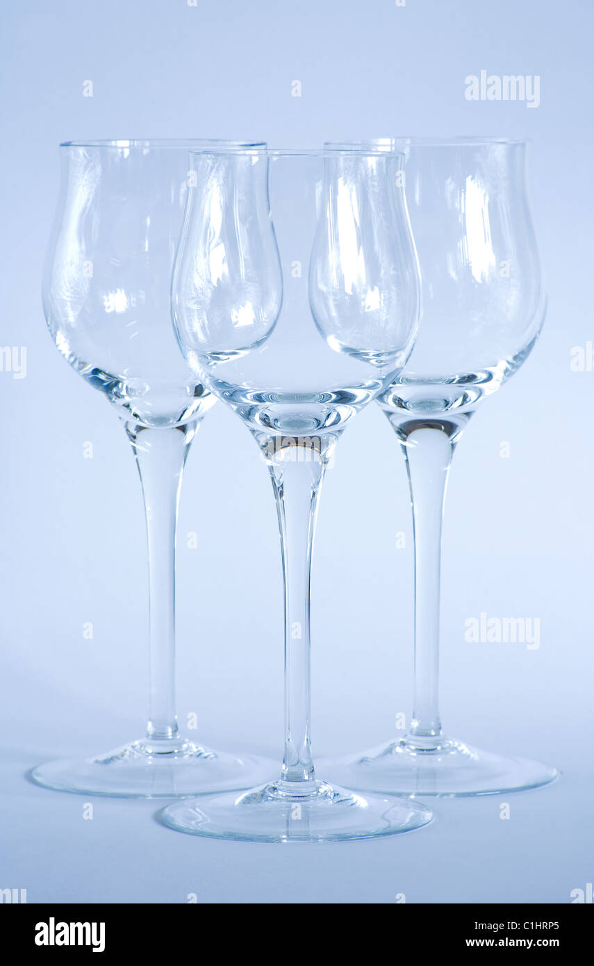 La disposition des verres à vin élégant tourné avec filtrage cool blue  Photo Stock - Alamy