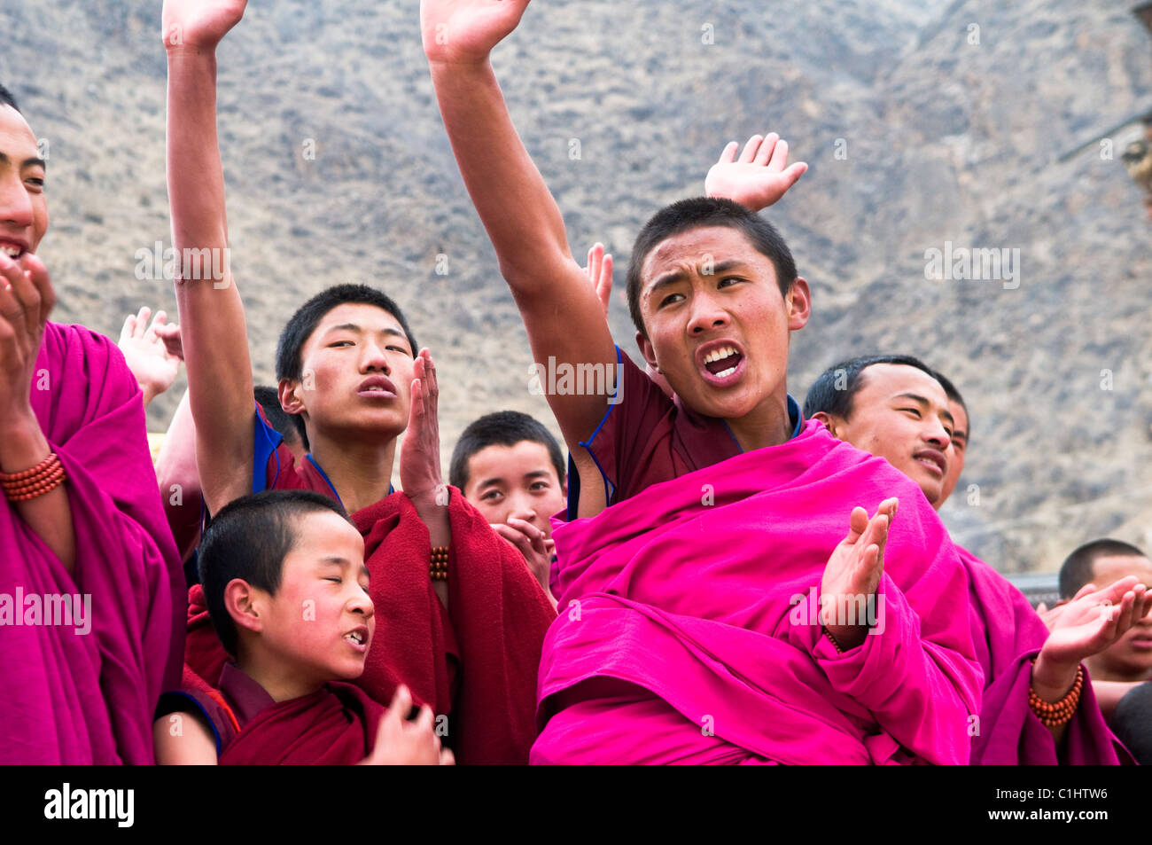 Chapeaux jaunes - moines Gelugpa au cours de cérémonies dans le monastère de Labrang à Xiahe. Banque D'Images