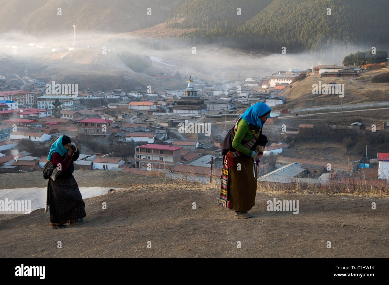 Pèlerins Tibétains faisant la kora autour Langmusi. Banque D'Images