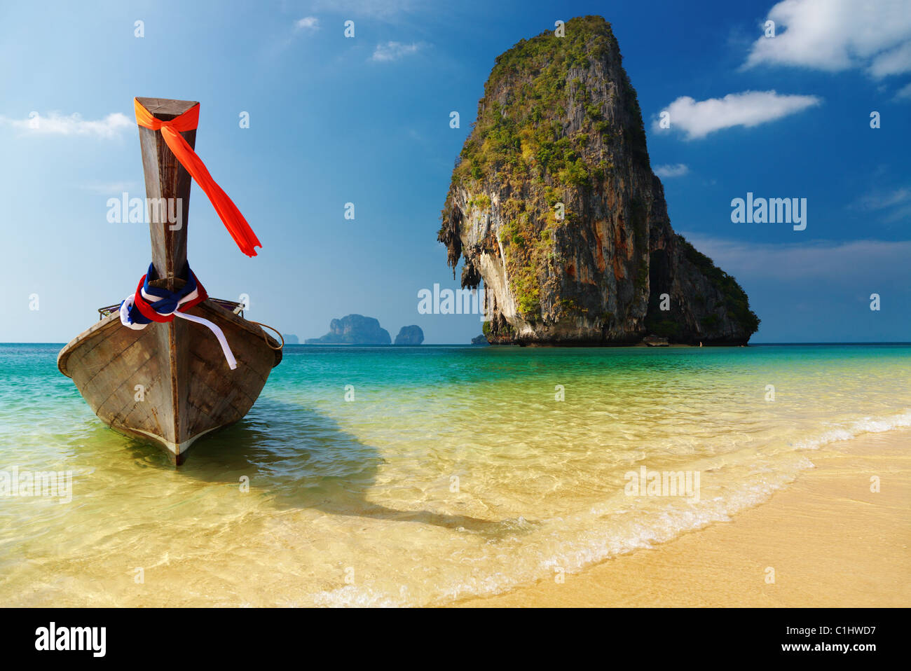 Tropical beach, long tail boat, la mer d'Andaman, Thaïlande Banque D'Images