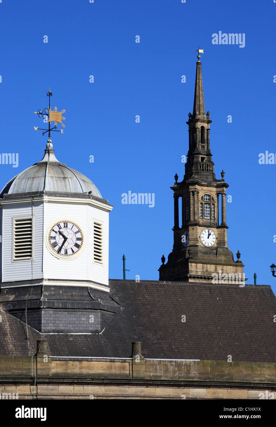 Vu de Newcastle Quayside les horloges de la guildhall et All Saints Church London SW ENGLAND UK Banque D'Images