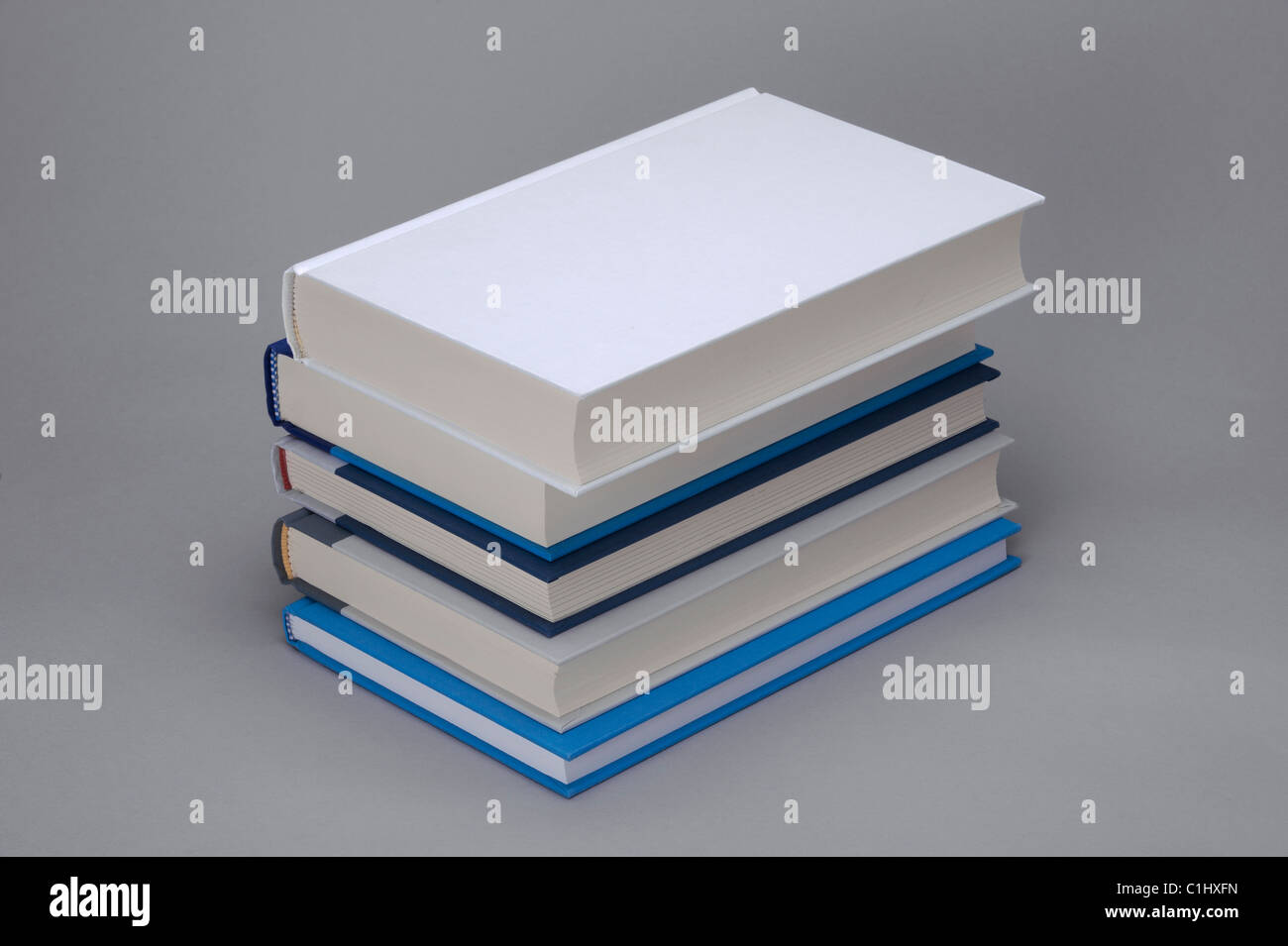 Pile de 5 livres avec blanc lisse sur le dessus, pour une conception de la mise en page Banque D'Images