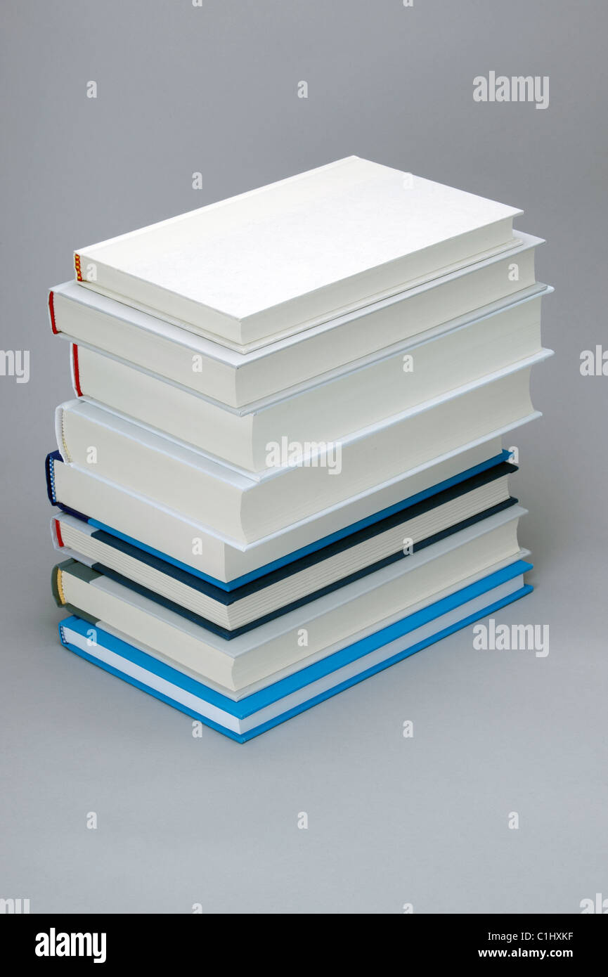 Pile de livres avec un livre blanc, lisse sur le dessus Banque D'Images