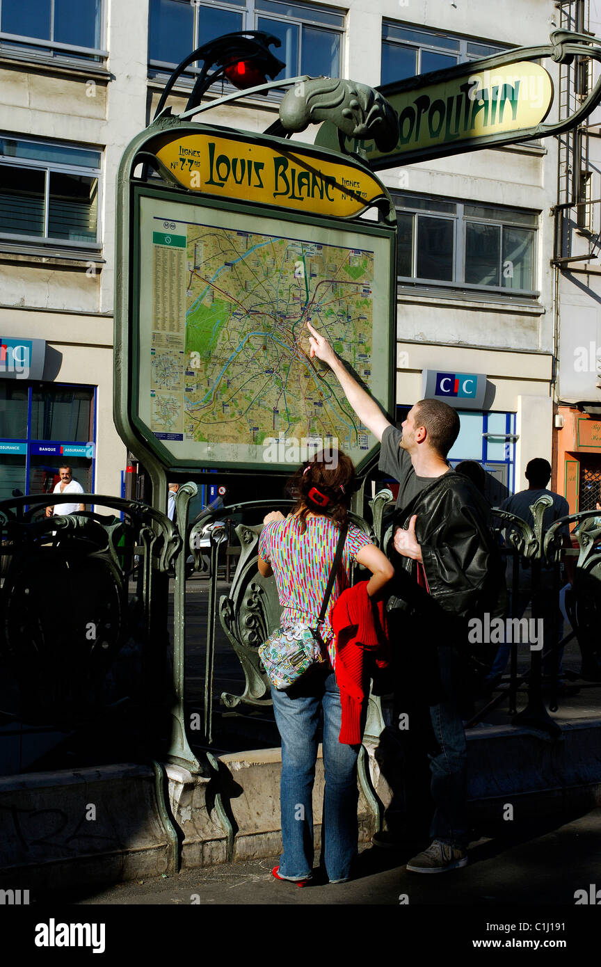 France, Paris, métro Louis Blanc entrée par l'architecte Hector Guimard Banque D'Images