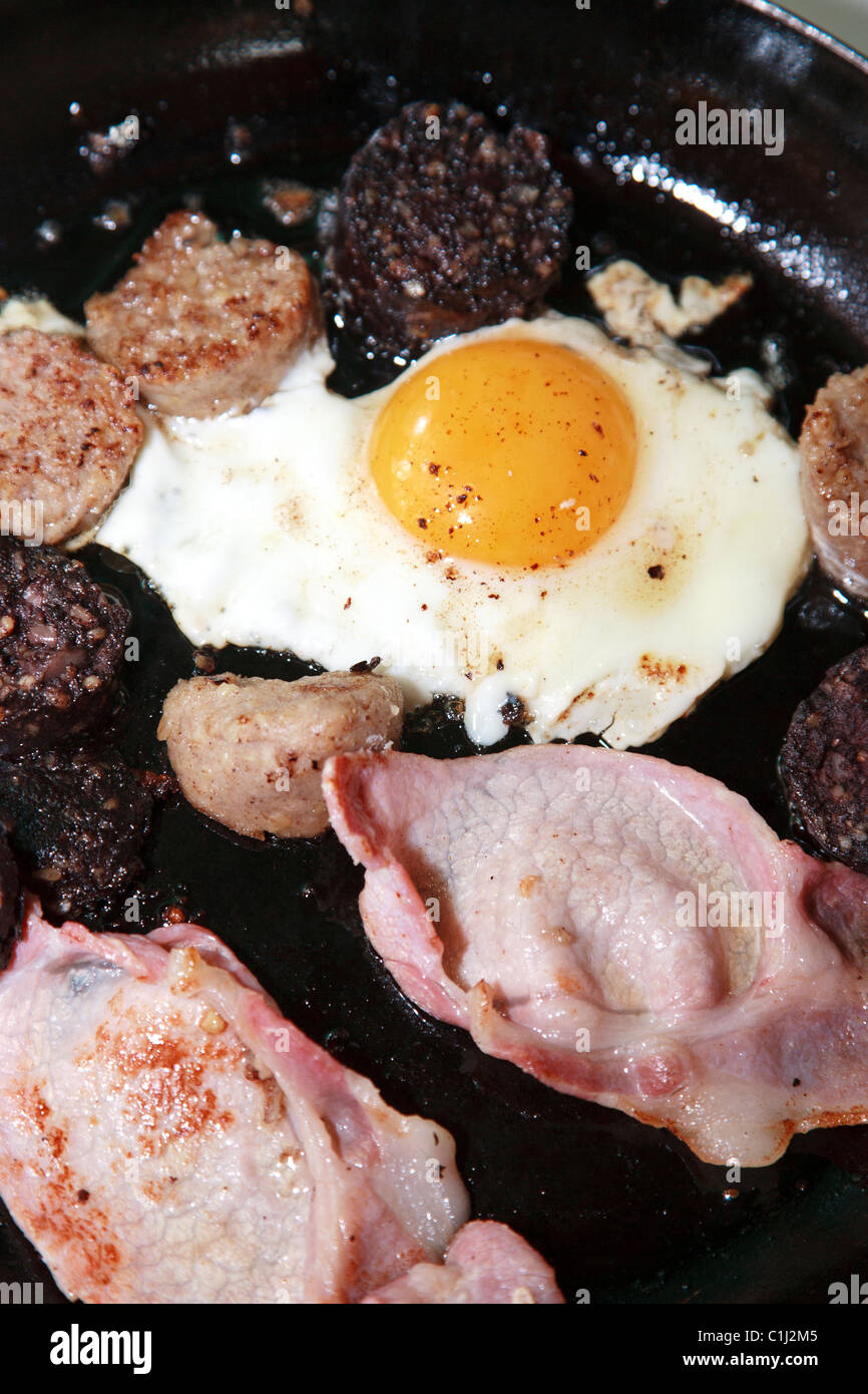 Poêle avec avec les aliments frits Banque D'Images