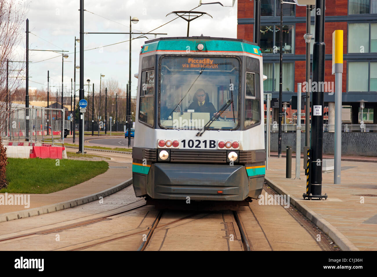 Tramway métro au terminus de Salford Quays Manchester Metrolink next la BBC North West siège à Media City. Banque D'Images